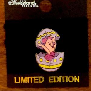 Disney Limited Edition Easter Piglet in an egg pin